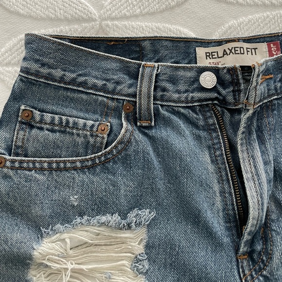 Levi’s Vintage Relaxed Fit Cuffed Distressed Shorts - Picture 4 of 8